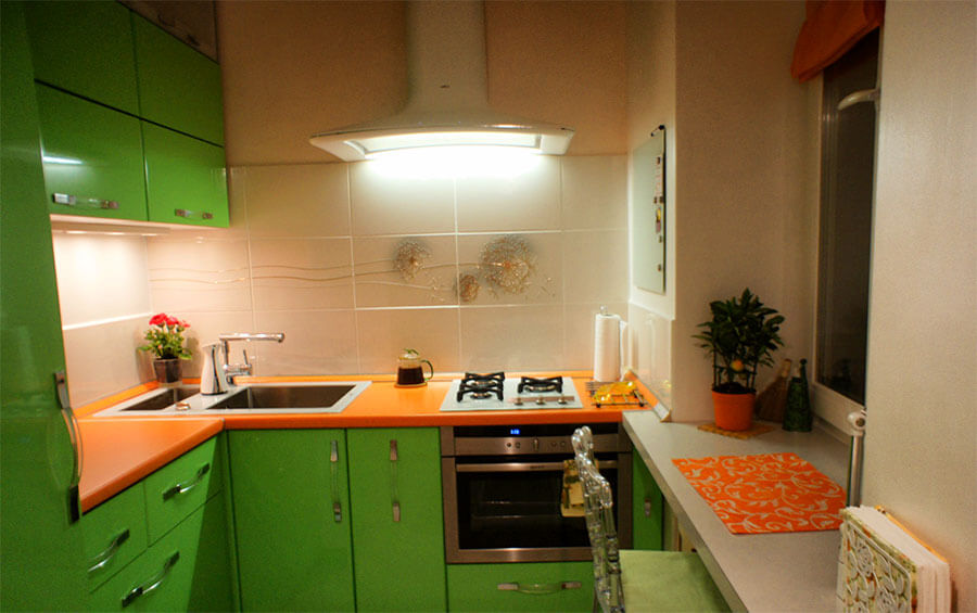 Фото: Дизайн малогабаритной кухни с холодильником