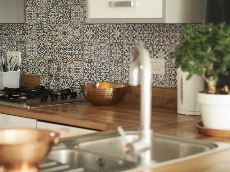 Фото: Кухонный фартук в стиле "марокко" с национальными орнаментами