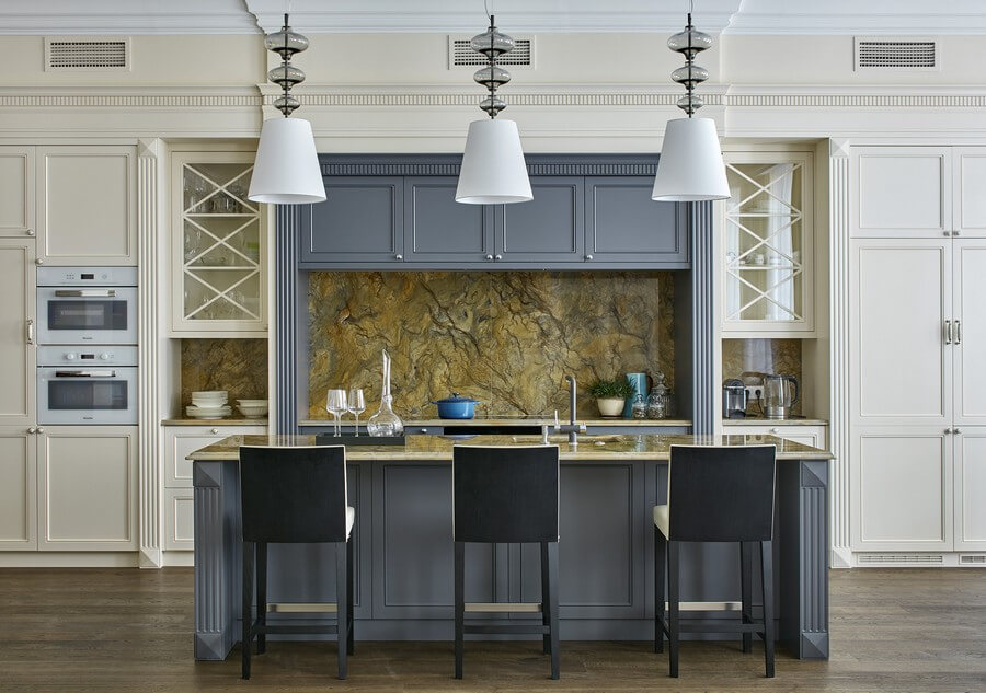 Фото: Кухонный гарнитур светлых тонов с элементами серого