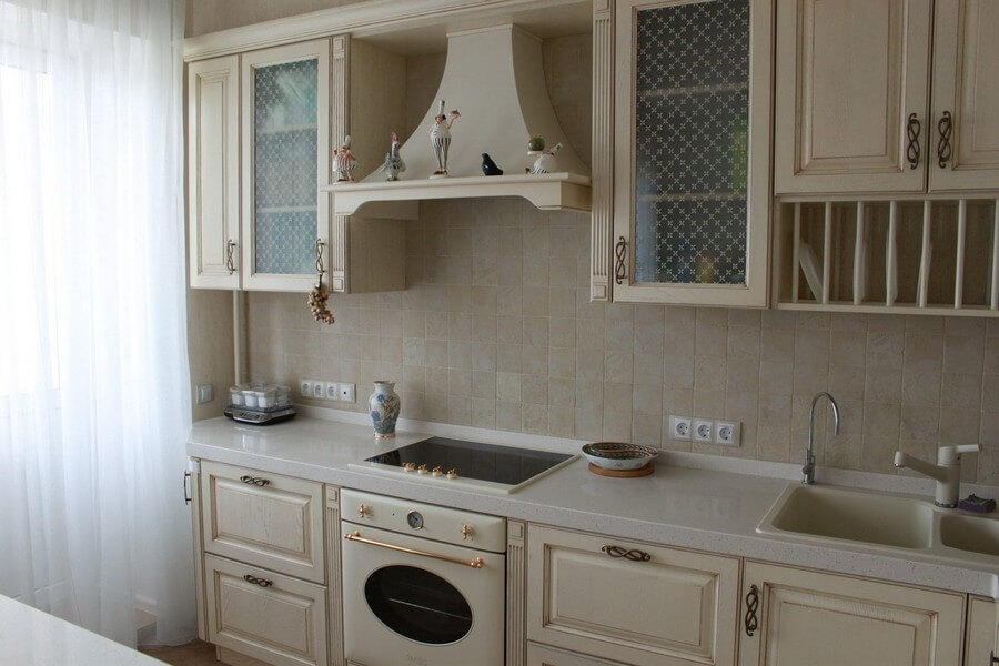 Фото: Светло-бежевый (почти белый) дизайн кухни прованс