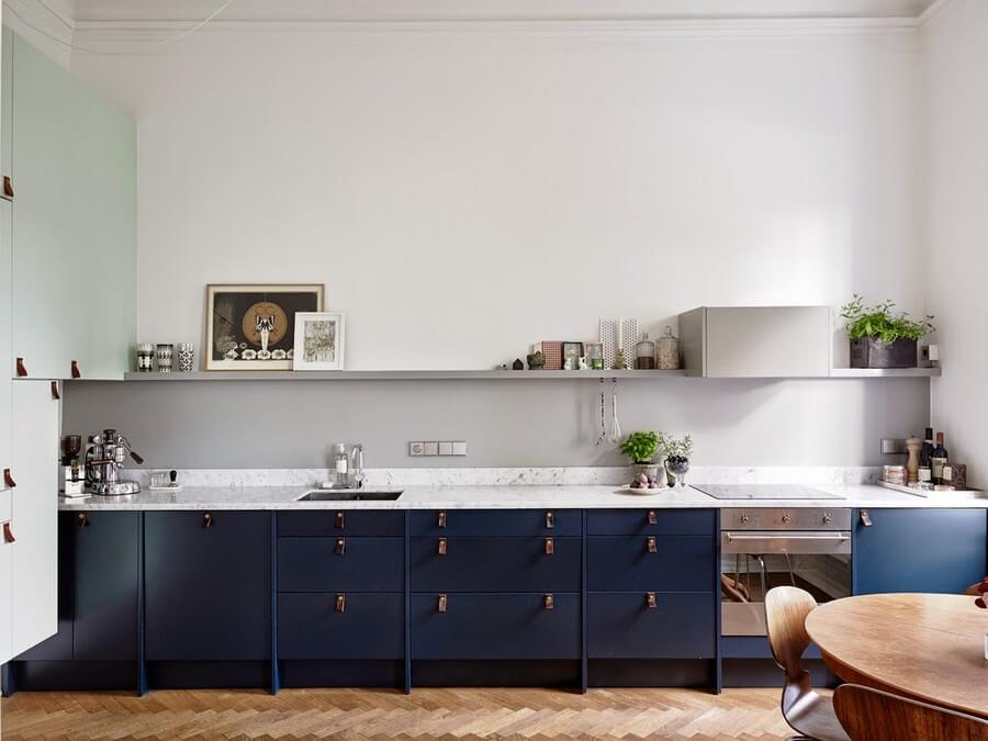 Фото: Дизайн кухни с синими фасадами