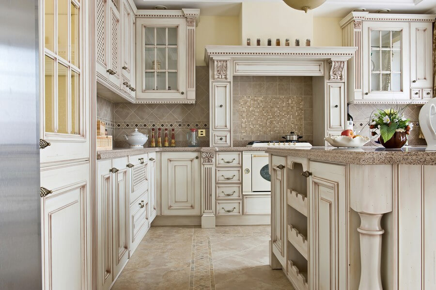 Фото: Дизайн кухни с мраморным полом