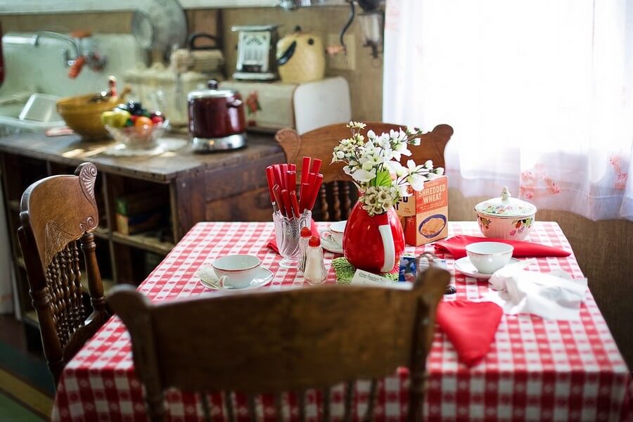 Фото: Кухонные столы в дизайне кухни под старину