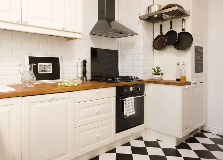 Фото: Дизайн кухни черно белый пол