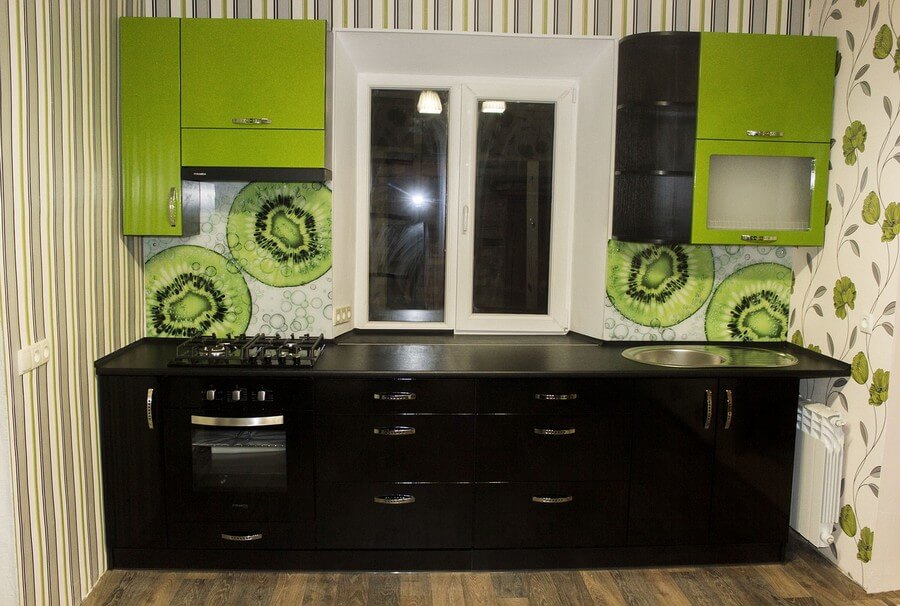 Фото: Использование подоконника в дизайне кухни без штор