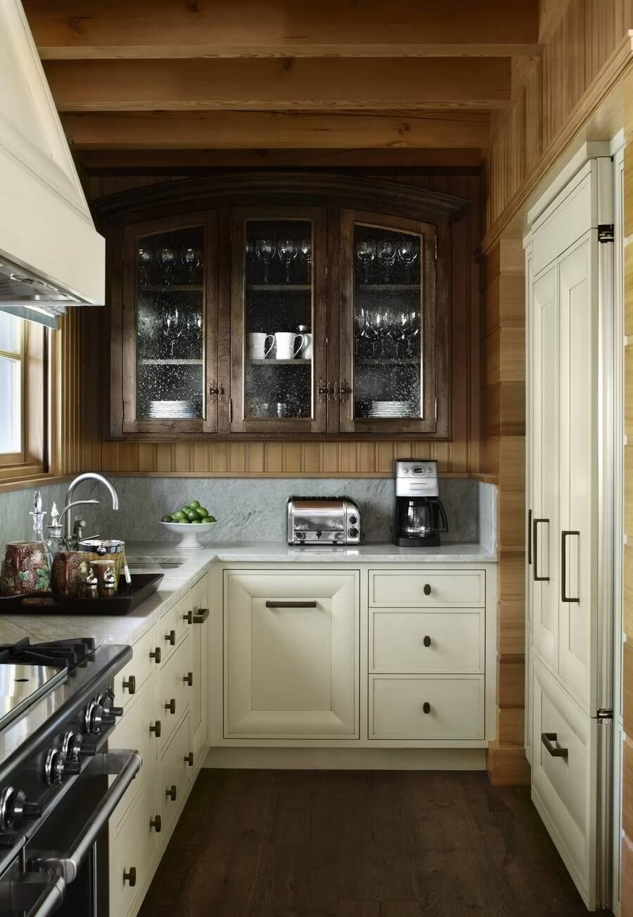 Фото: Деревянная вагонка в дизайне кухни