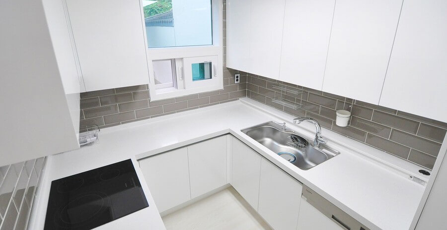 Фото: Дизайн маленькой кухни белого цвета