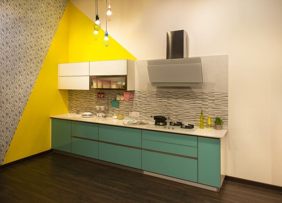 Фото: Дизайн кухни с желтой стеной