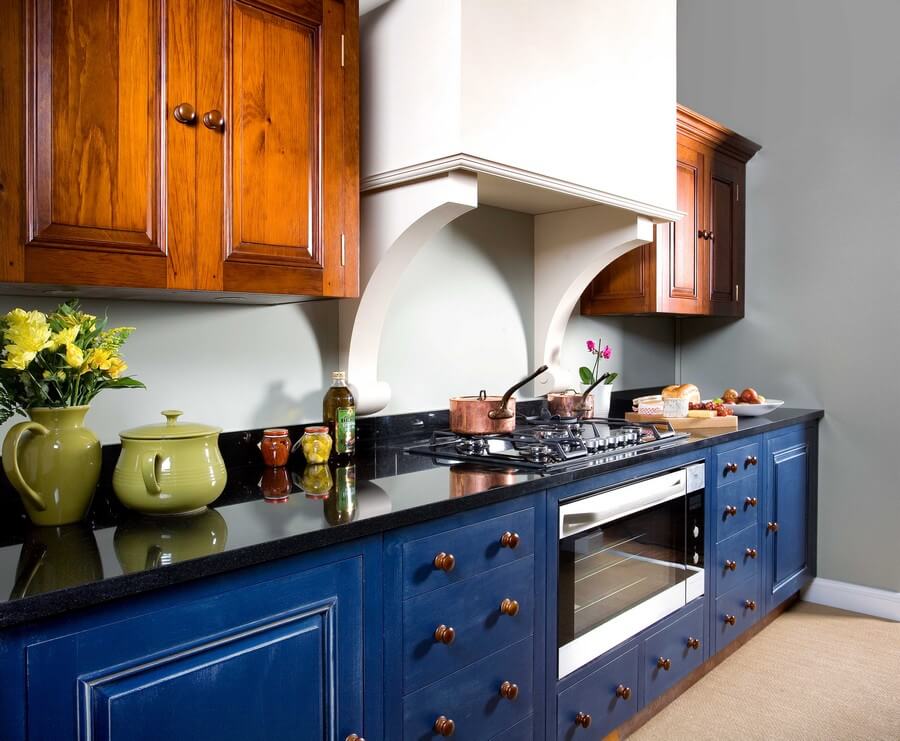Фото: коричнево синий дизайн кухонь