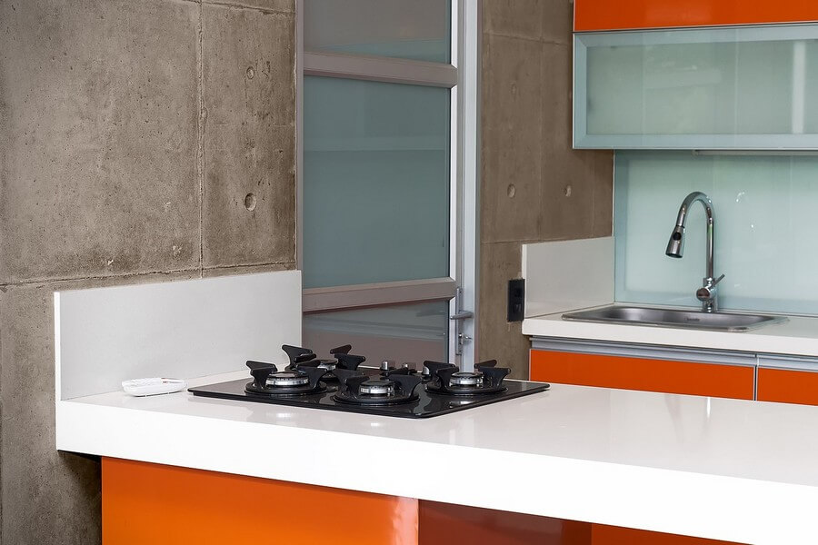 Фото: Дизайн оранжево-серой кухни
