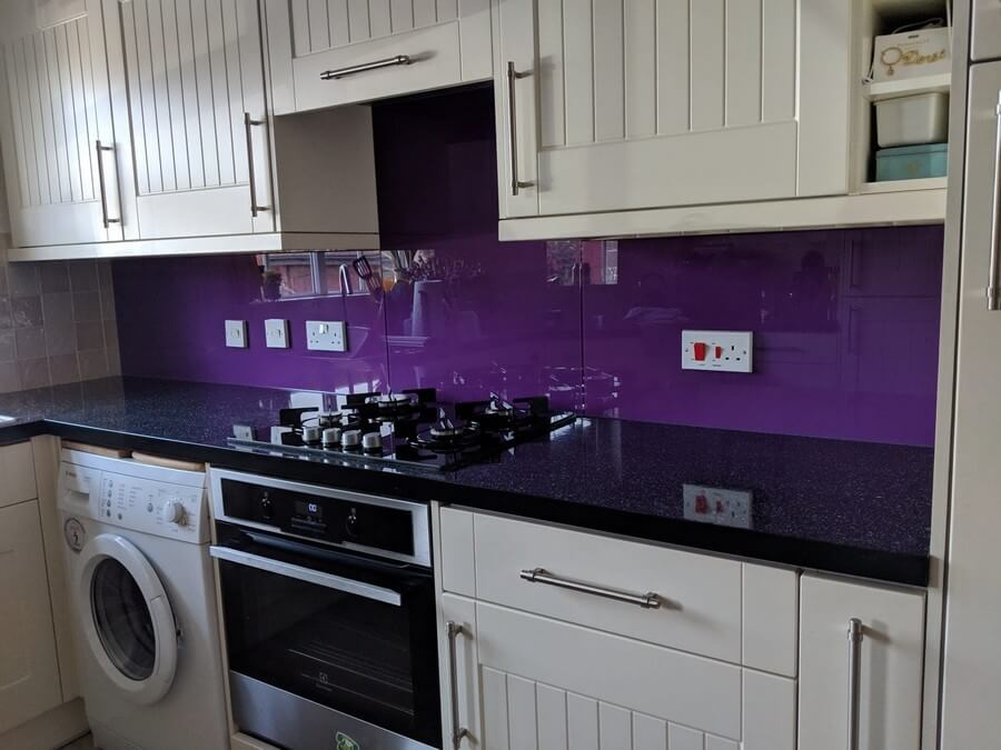 Фото: Дизайн белой кухни фартук фиолетовый
