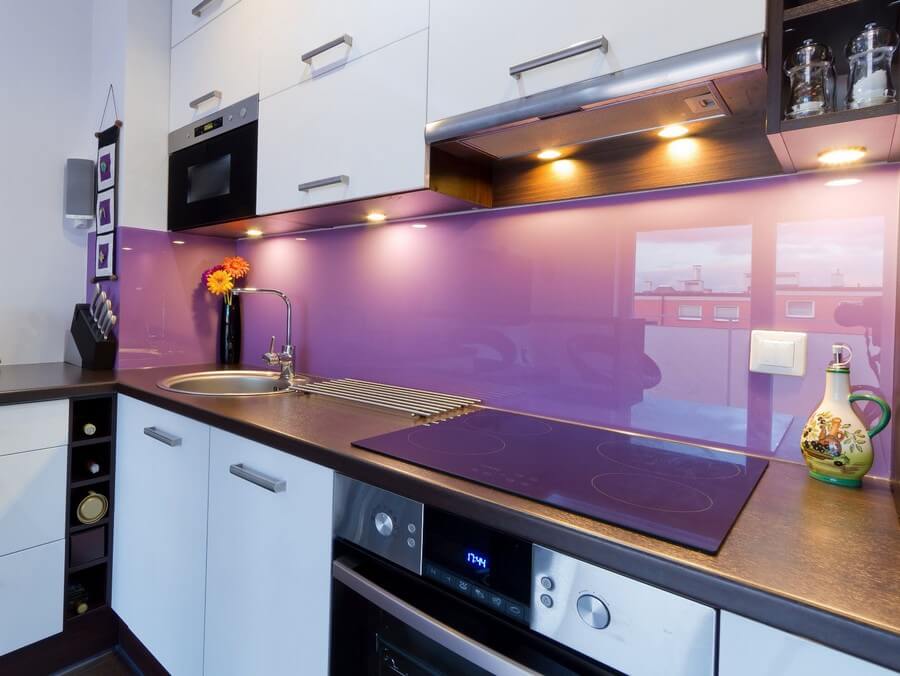 Фото: Фиолетовый в дизайне стен кухни