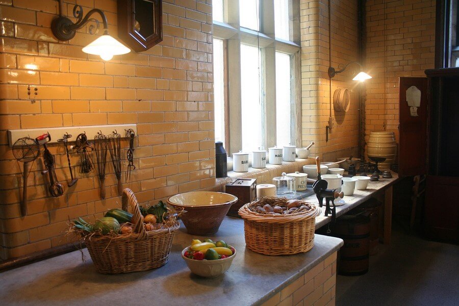 Фото: Дизайн бежевой кухни с фартуком