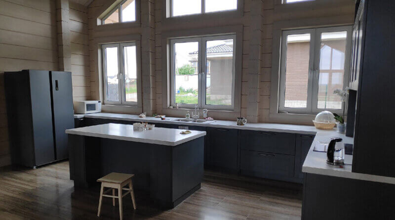Фото: Идеи дизайна кухни с двумя окнами