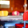 фото: дизайн кухни стол со стульями